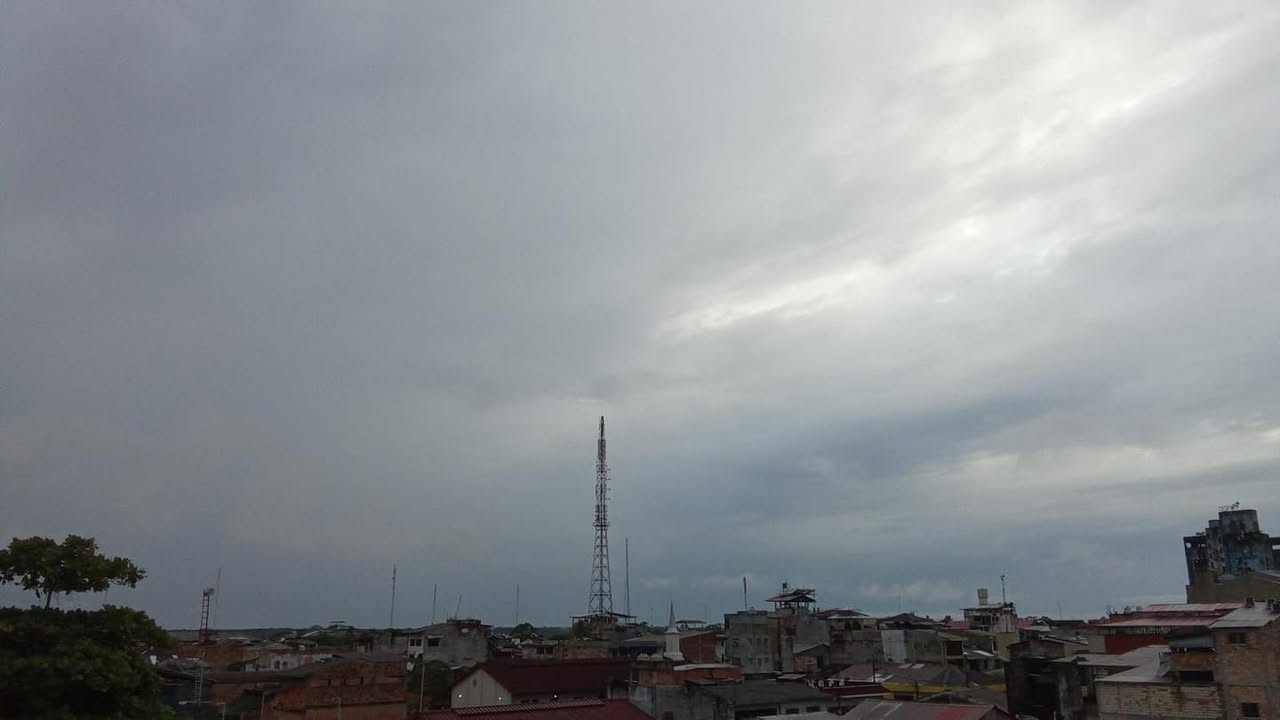 #clima | Llovió casi toda la noche y aún cae llovizna de modo localizado en diferentes zonas de Maynas. Según los pronósticos del tiempo, habrá más precipitaciones a lo largo del día que será, mayormente, nublado.