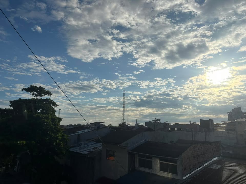 #clima |Lindo amanecer y según las predicciones meteorológicas, no estará así el día, sería más bien una jornada mayormente nublada, con asomos de sol y altas temperaturas.