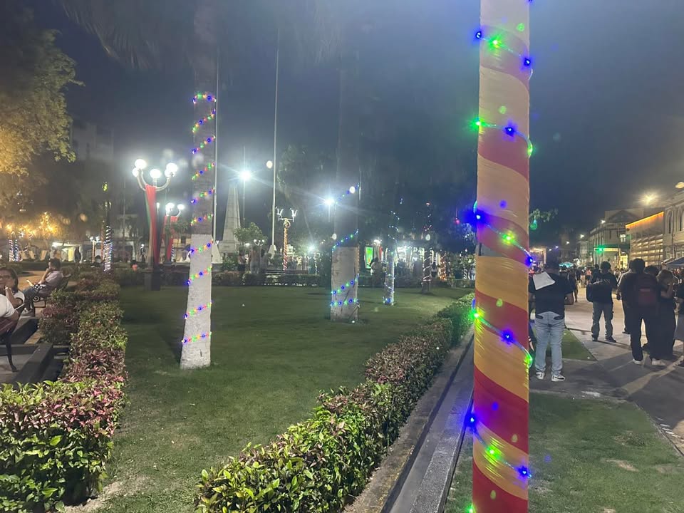 Ya está la Navidad en Iquitos. Plaza de Armas totalmente decorada. Hermoso...