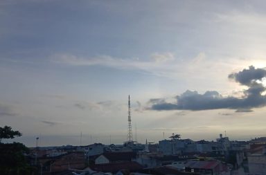 #clima | Se pronostica un día nublado, pero el sol a esta hora ya amenaza con hacerse presente y, aunque los pronósticos meteorológicos dicen que será una jornada nublada y con vientos considerables, todo indica que tenderemos mucho calor y momentos soleados.