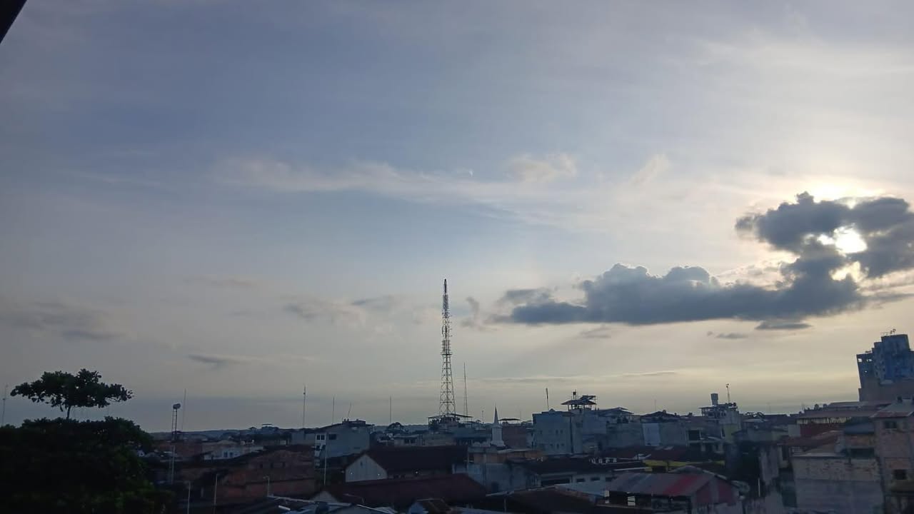 #clima | Se pronostica un día nublado, pero el sol a esta hora ya amenaza con hacerse presente y, aunque los pronósticos meteorológicos dicen que será una jornada nublada y con vientos considerables, todo indica que tenderemos mucho calor y momentos soleados.