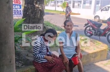 ADULTOS MAYORES DESAYUNAN EN LA CALLE POR FALTA DE COMEDOR