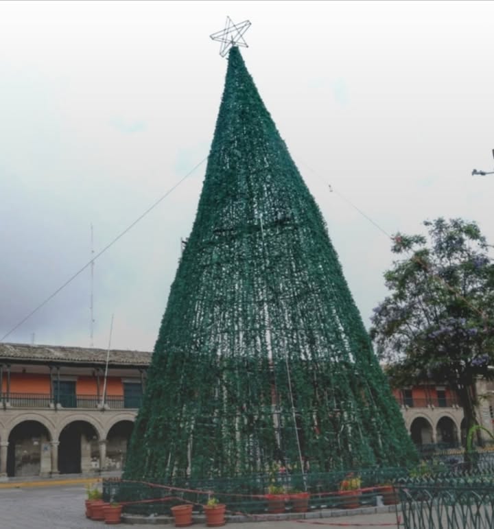 Críticas al árbol navideño en Huamanga