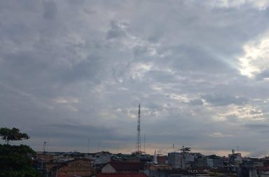 #clima | se vienen las lluvias. Aunque no parece por el cielo que hay en estos momentos sobre la ciudad, pero los técnicos y expertos de Sedapal anunciaron que se iniciará un periodo de días de lluvia de mediana y fuerte intensidad con fuertes vientos y posibles inundaciones. Tener cuidado.