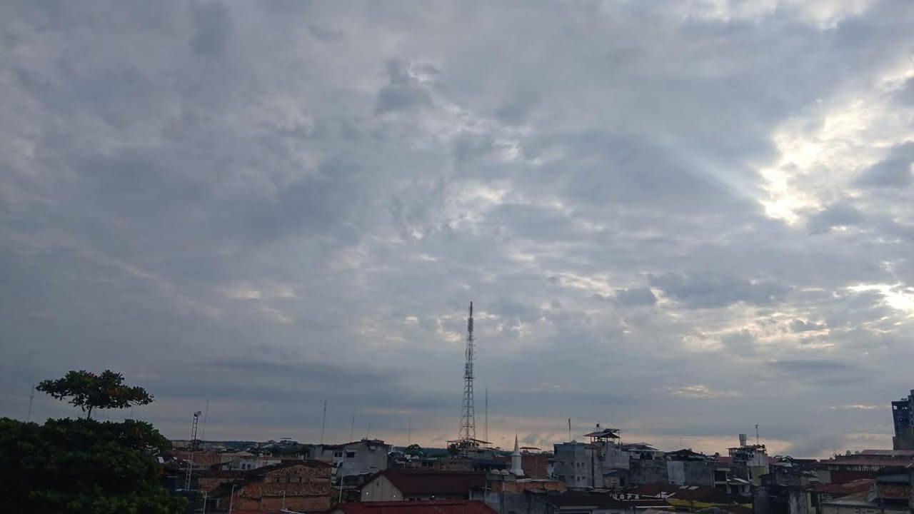 #clima | se vienen las lluvias. Aunque no parece por el cielo que hay en estos momentos sobre la ciudad, pero los técnicos y expertos de Sedapal anunciaron que se iniciará un periodo de días de lluvia de mediana y fuerte intensidad con fuertes vientos y posibles inundaciones. Tener cuidado.