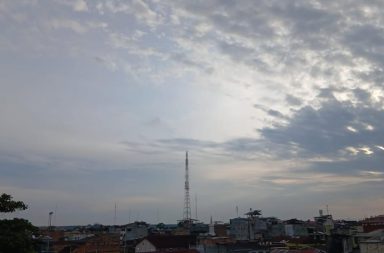 #clima | Día nublado y con episodios de lluvia y tormentas eléctricas localizadas. Es la previsión metereológica para hoy. Habría algo de brillo solar también.