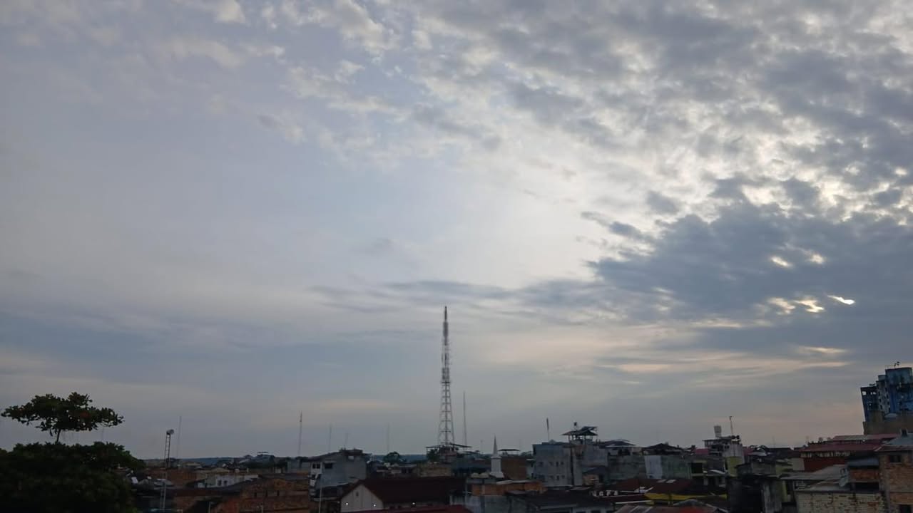 #clima | Día nublado y con episodios de lluvia y tormentas eléctricas localizadas. Es la previsión metereológica para hoy. Habría algo de brillo solar también.