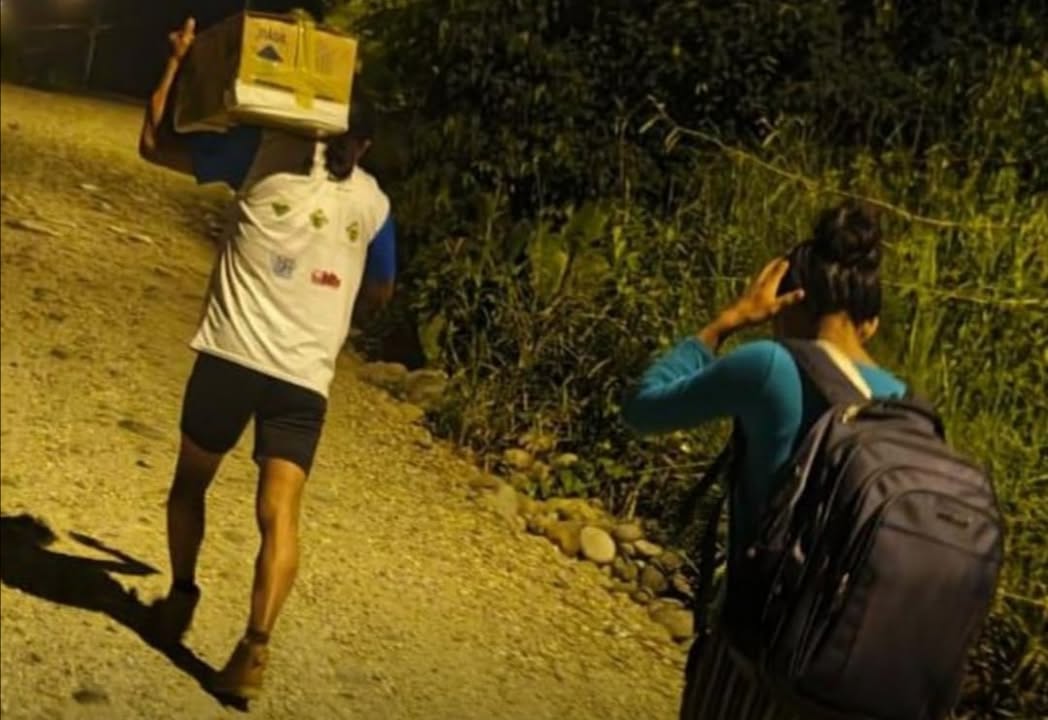 Madre recibe el cuerpo de su bebé en una caja de cartón