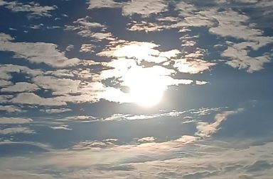 #clima| Parcialmente soleado y caluroso. Según las predicciones meteorológicas, habrá sol, pero también episodios de nubosidad aunque no de lluvias ni lloviznas.