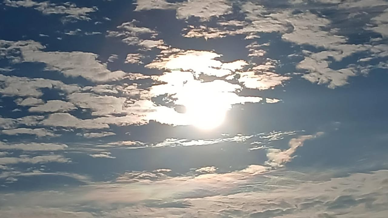 #clima| Parcialmente soleado y caluroso. Según las predicciones meteorológicas, habrá sol, pero también episodios de nubosidad aunque no de lluvias ni lloviznas.