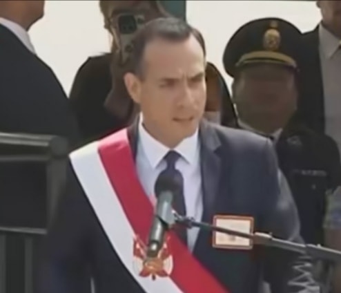 Presidente destaca rol de nuevos oficiales de la Policía