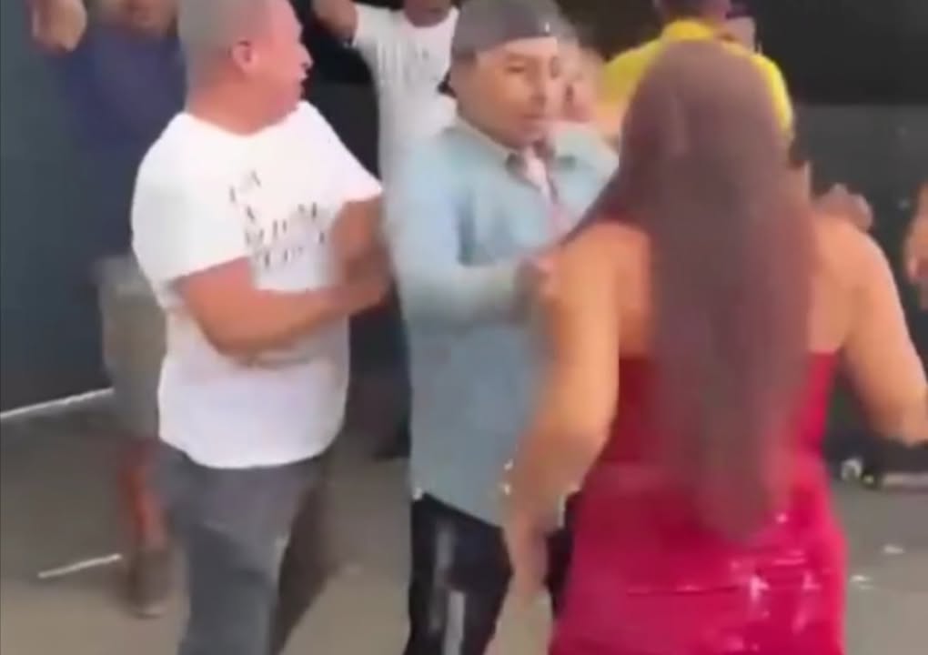 Escándalo en plena calle: pelea entre dos mujeres por abogado