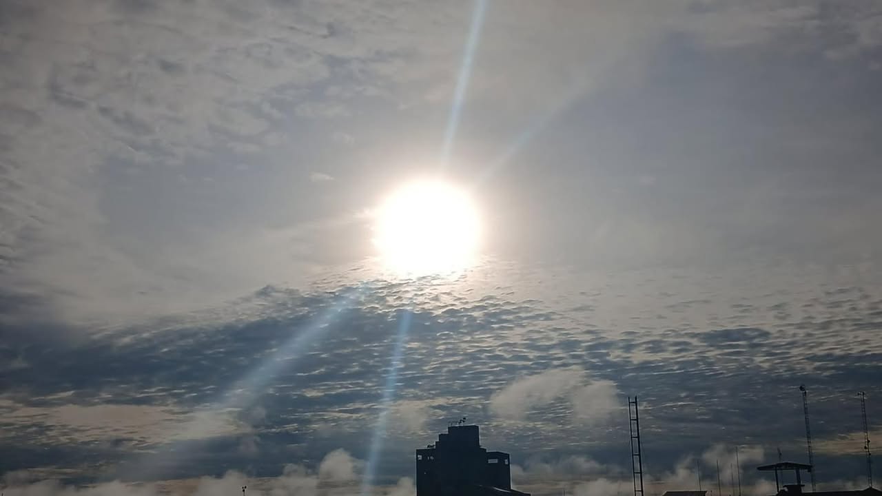 #clima | Un día mayormente nublado con asomos de sol, pero, según las predicciones meteorológicas, habrá tormentas eléctricas, aunque lo necesariamente, lluvias copiosas. Mucho calor.