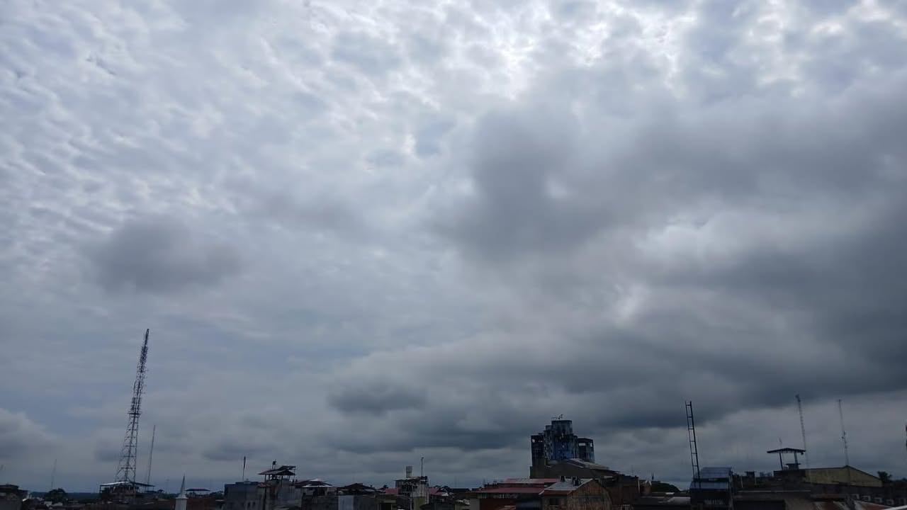 #clima | Mayormente nublado con episodios de lluvias localizadas y vientos huracanados, además de una leve bajada la temperatura,