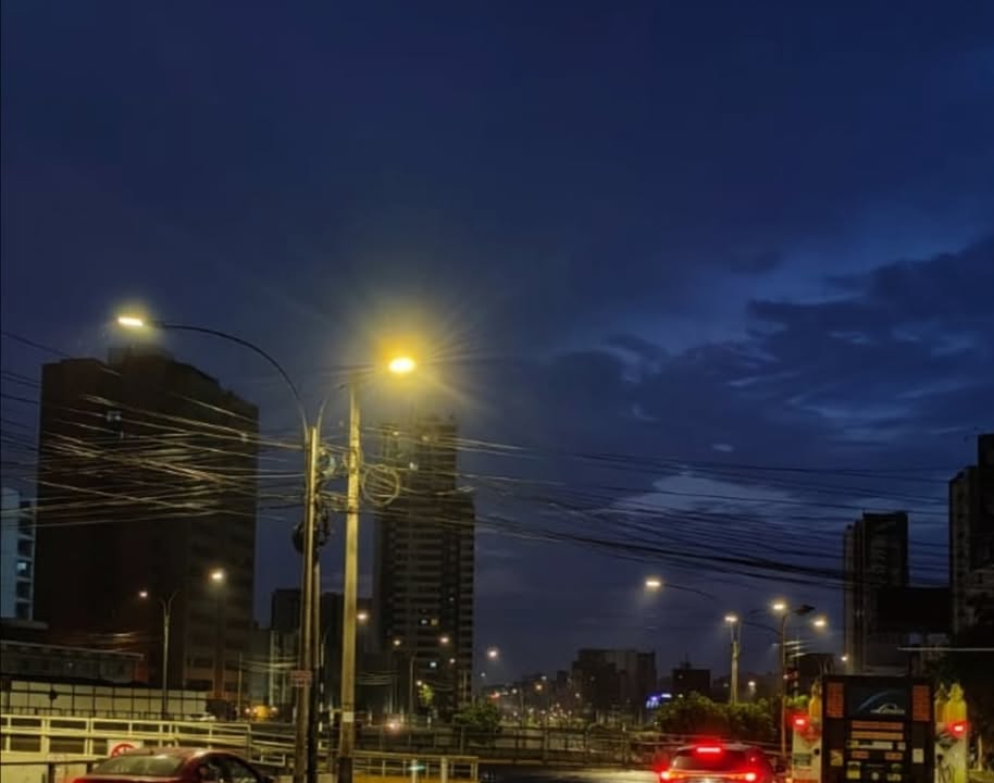 Copiosa lluvia de verano sorprendió a limeños esta madrugada