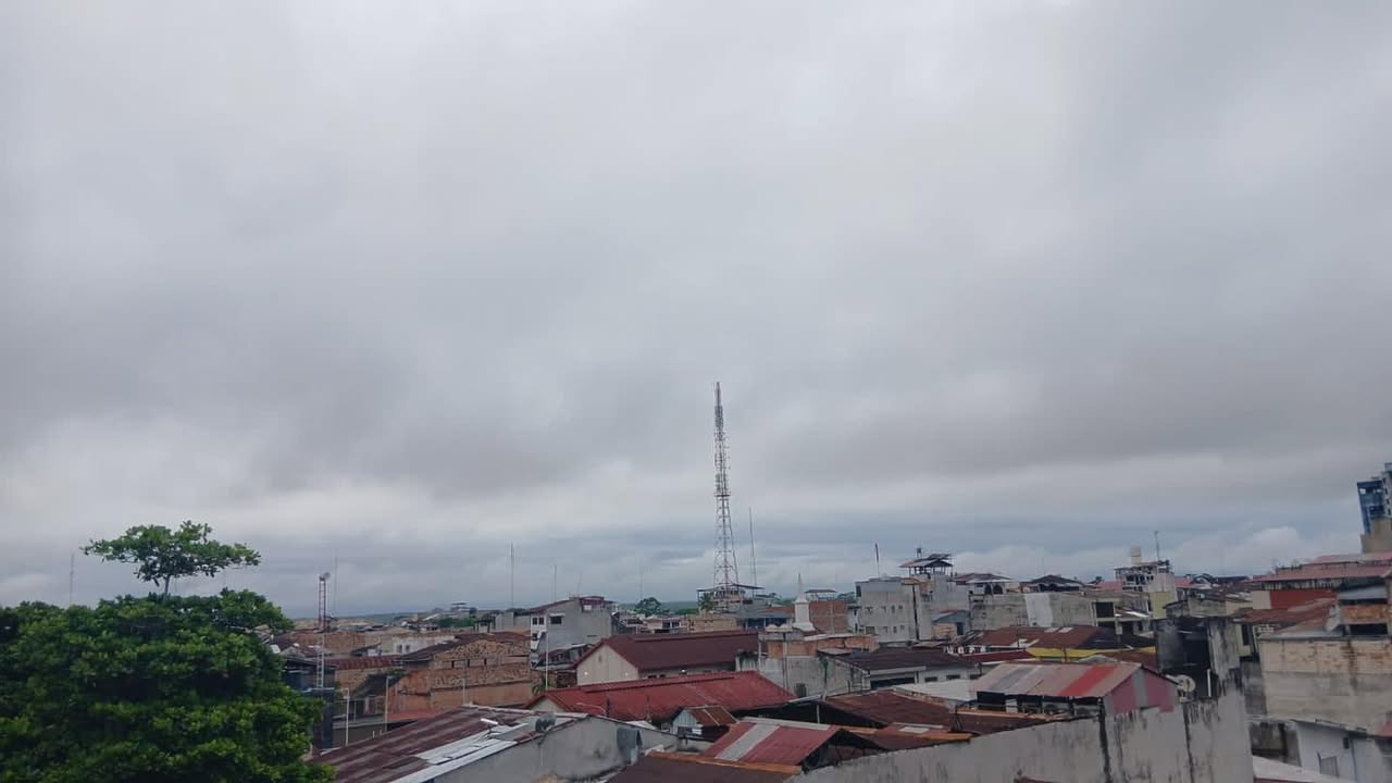 #clima | Lluvias moderadas que acabarán después de 5 o 6 horas. Son localizadas y es a nivel de toda la región. Se recomienda tener cuidado porque también hay tormentas eléctricas.