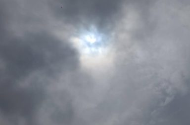 #clima | Lloviznando en diferentes lugares de Iquitos y de la región. Recién por la tarde amainará par de pase a un cielo nublado.