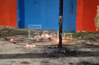 #ÚltimoMinuto: CABLE DE LUZ TENDIDO EN EL PISO CAUSA TERROR EN LA AV. QUIÑONES