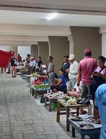 RIBEREÑOS FELICES DE VENDER EN LA COCHERA DE LA MARINA TURÍSTICA