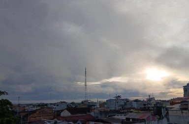 #clima | Nublado pero recontra caluroso. Así será el día la mayor parte del día y así luce a esta hora el cielo e Iquitos. Habrá lloviznas localizadas y probablemente, lluvias. Clima muy cambiante. Lo que son seguras son las temperaturas altas