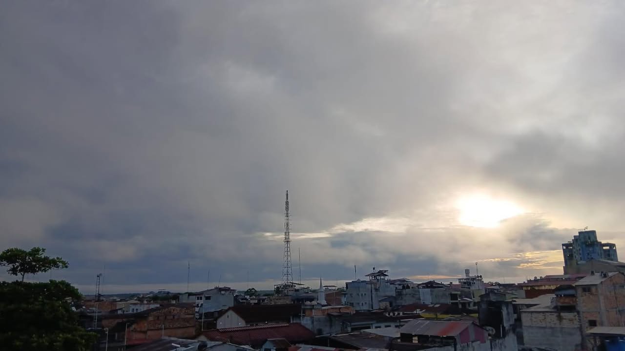 #clima | Nublado pero recontra caluroso. Así será el día la mayor parte del día y así luce a esta hora el cielo e Iquitos. Habrá lloviznas localizadas y probablemente, lluvias. Clima muy cambiante. Lo que son seguras son las temperaturas altas