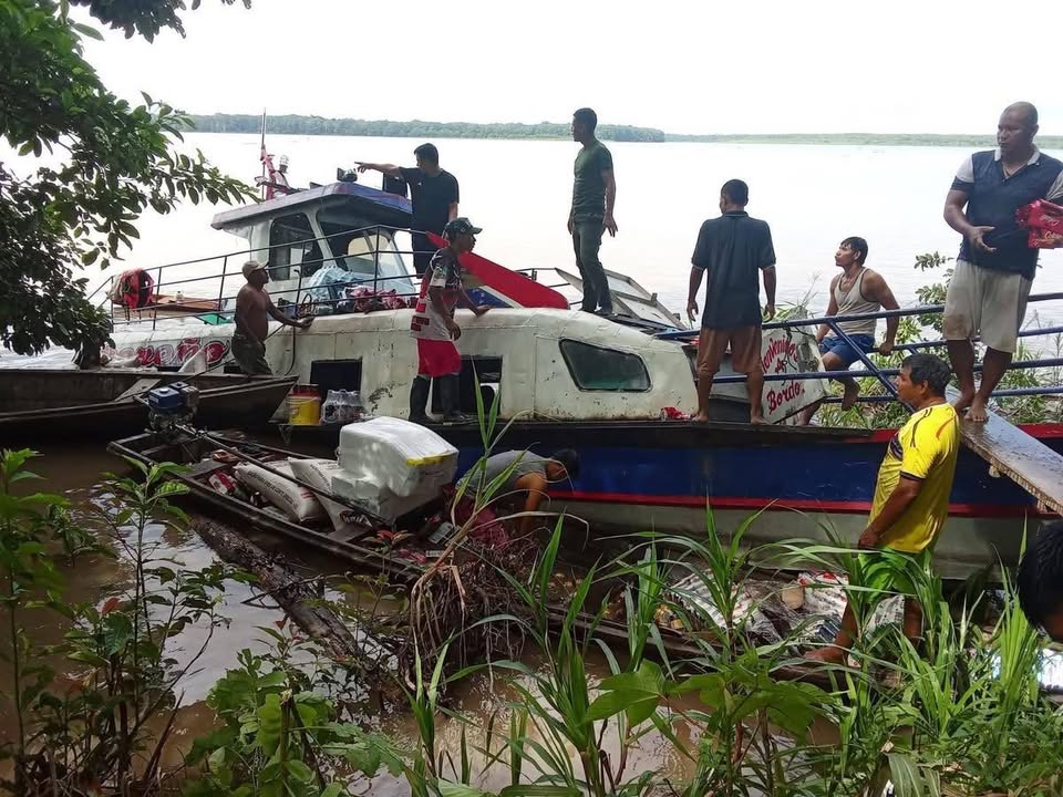 Carguero peruano se hunde en el Amazonas tras chocar con tronco