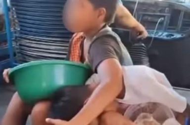 #niñostrabajando | Terrible imagen que describe el cansancio de los pequeños cansados...