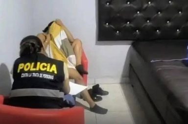 Madre se infiltra en red criminal para rescatar a su hija en Lima