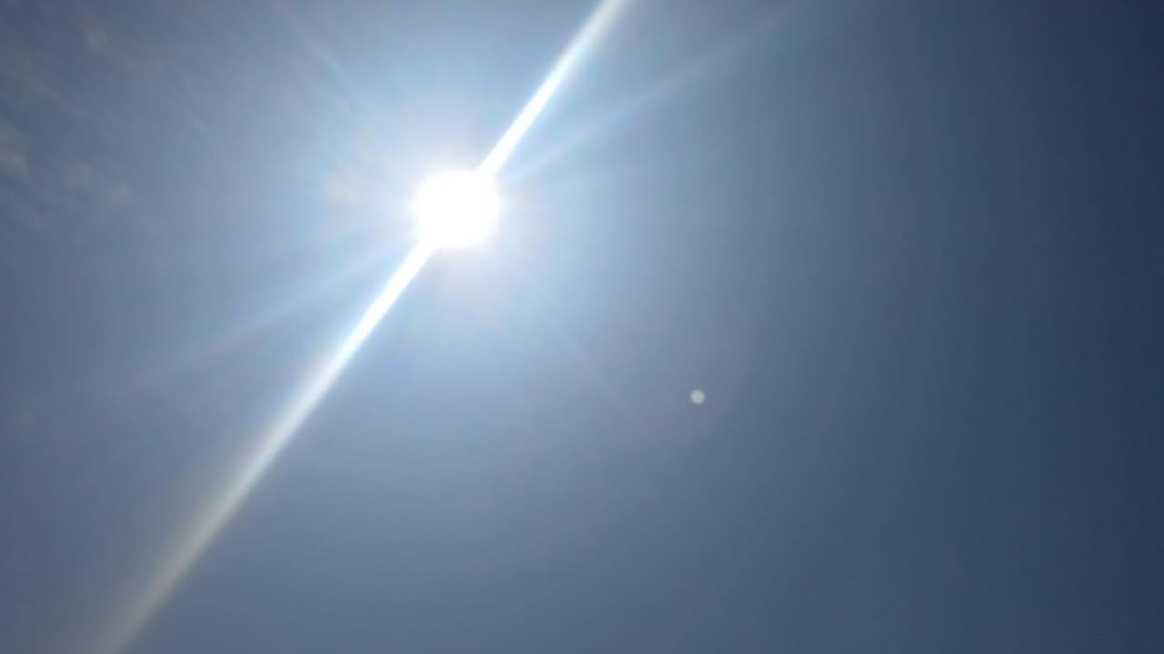 #clima| Espectacular cielo el de hoy, sin embargo, los pronósticos meteorológicos aseguran que el día será parcialmente nublado aunque con mucho calor. Como para salir de paseo a buscar un lugar para refrescarse.