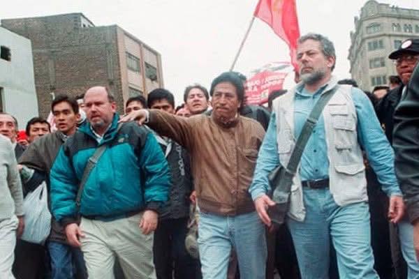 Un análisis que todo aquel que quiera ver y no solo mirar, debe leer. De la pluma de nuestro columnista, Dante Bobadilla, quien esta vez nos recuerda a los acomodadizos y olvidadizos que van de acuerdo a la corriente y se esconden el la frágil y muchas veces, convenida memoria de sus intereses. Lo reproducimos en su totalidad: