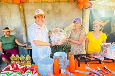 JOAQUÍN PARDAVE APOYA A MAMITAS DE COMEDORES POPULARES EN PUNCHAN