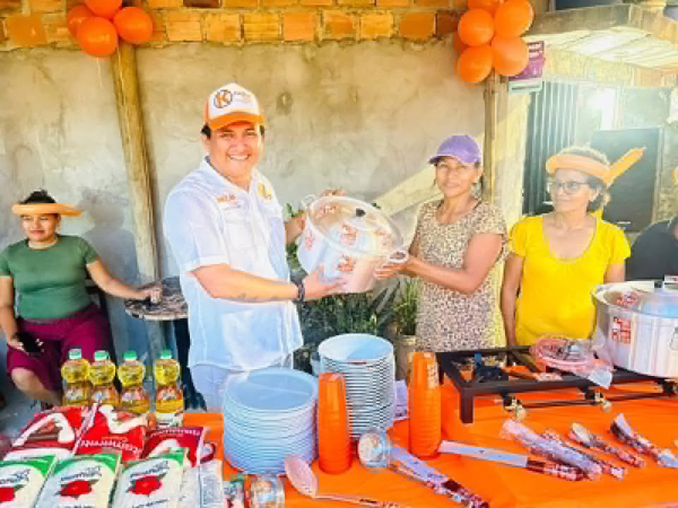 JOAQUÍN PARDAVE APOYA A MAMITAS DE COMEDORES POPULARES EN PUNCHAN