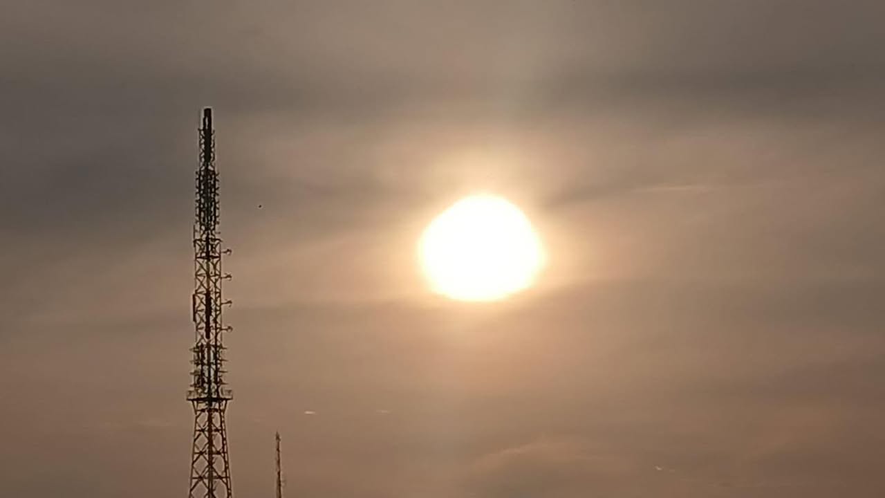 #clima | Así amanece Iquitos. Sol muy presente, abriéndose paso entre las nubes. Según los pronósticos meteorológicos, sin embargo, sería un día mayormente nublado aunque no lluvioso y con mucho calor. 55% de probabilidades de lluvia por la noche.