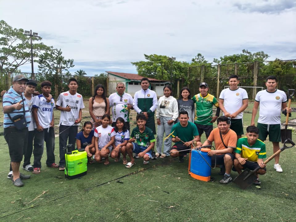 Policía Nacional y comunidad educativa recuperan espacio deportivo en Caballococha.