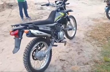 Abandonan moto robada tras ser descubiertos en Pampa Hermosa