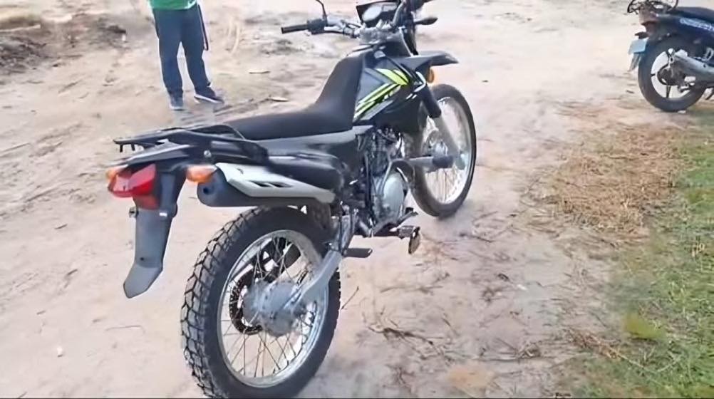 Abandonan moto robada tras ser descubiertos en Pampa Hermosa