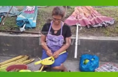 Vendedora de ramos mantiene tradición por Semana Santa en la Villa Olímpica.