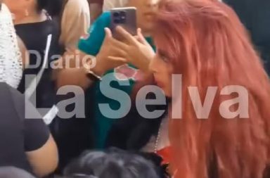 La legendaria Monique Pardo y Jimmy Santi a su llegada al velorio de Manolo Rojas