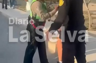 Policía detiene a mujeres por negarse a devolver una laptop olvidada en...