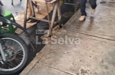 BUZONES SIN TAPA Y LLENOS DE BASURA EN LA CALLE ABTAO