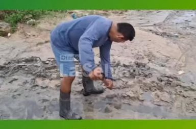 Vecinos de A.H. Las Mercedes exigen solución a problema de alcantarillado tras inundación.