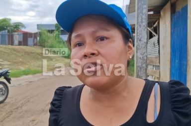 Afectada expone inundaciones recurrentes en la carretera Iquitos–Nauta.