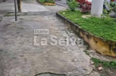 Comerciantes trabajan entre basura en Belén.