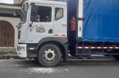 Sustraen bienes de camión repartidor tras dañar ventana en plaza de Punchana.