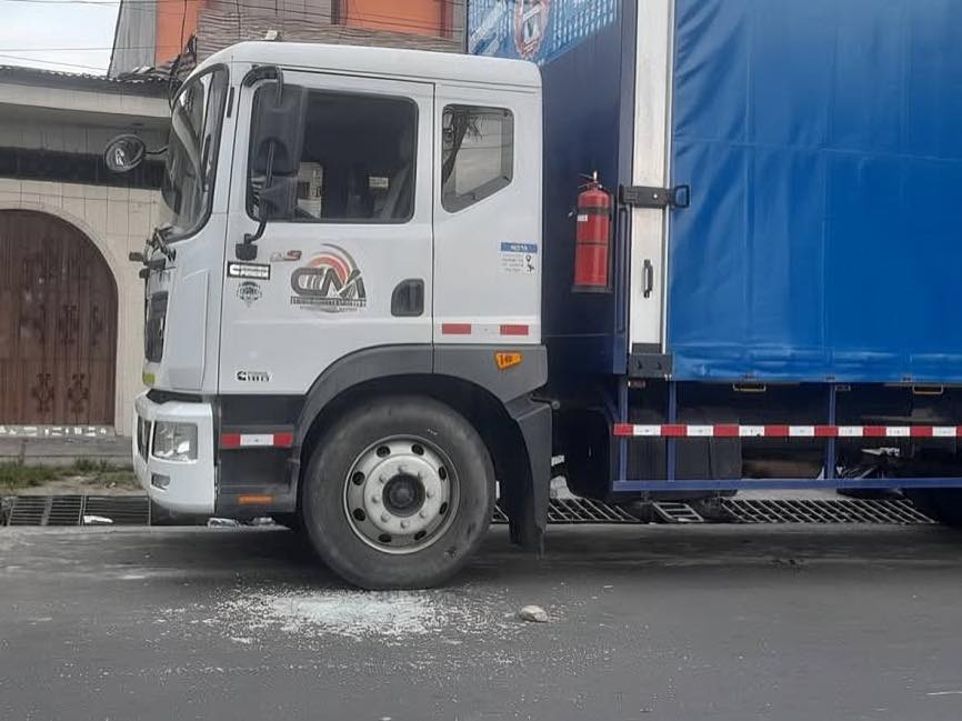 Sustraen bienes de camión repartidor tras dañar ventana en plaza de Punchana.