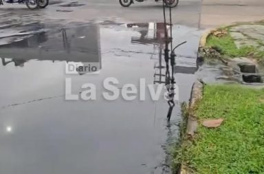 Charco de agua estancada afecta tránsito en Mariscal Cáceres con Ramón Castilla.