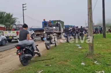 Personas quedan varadas tras bloqueo en la carretera Iquitos–Nauta.