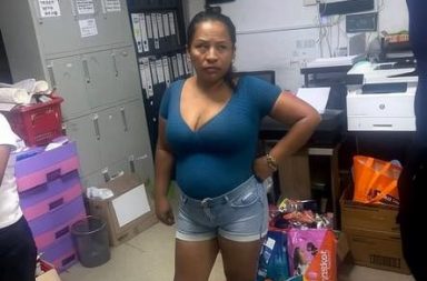 Intervienen a tres mujeres tras presunto hurto en comercio del centro de Iquitos.