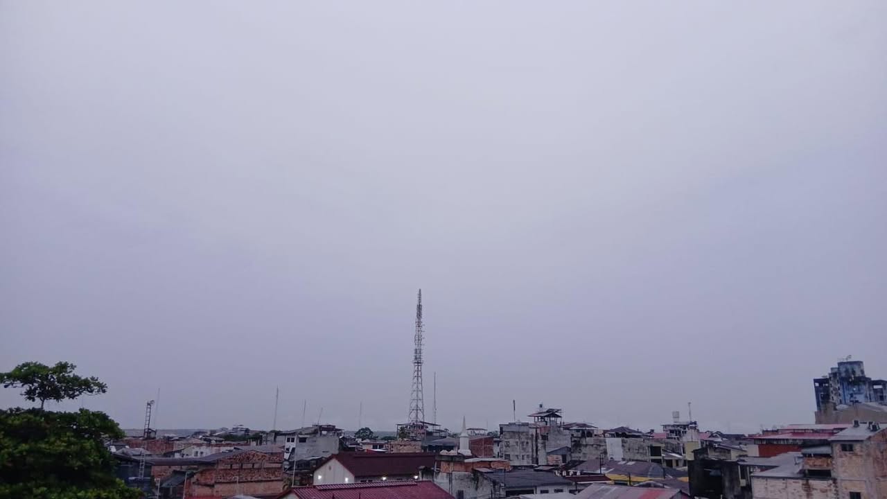 #clima | 95% de prevalencia de lluvias para hoy en todo el territorio Loretano. En nuestra ciudad, este es el panorama, y así permanecerá durante el día. Con intermitencias.