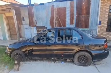 Vecinos de Moronacocha alertan uso indebido de vehículo abandonado.